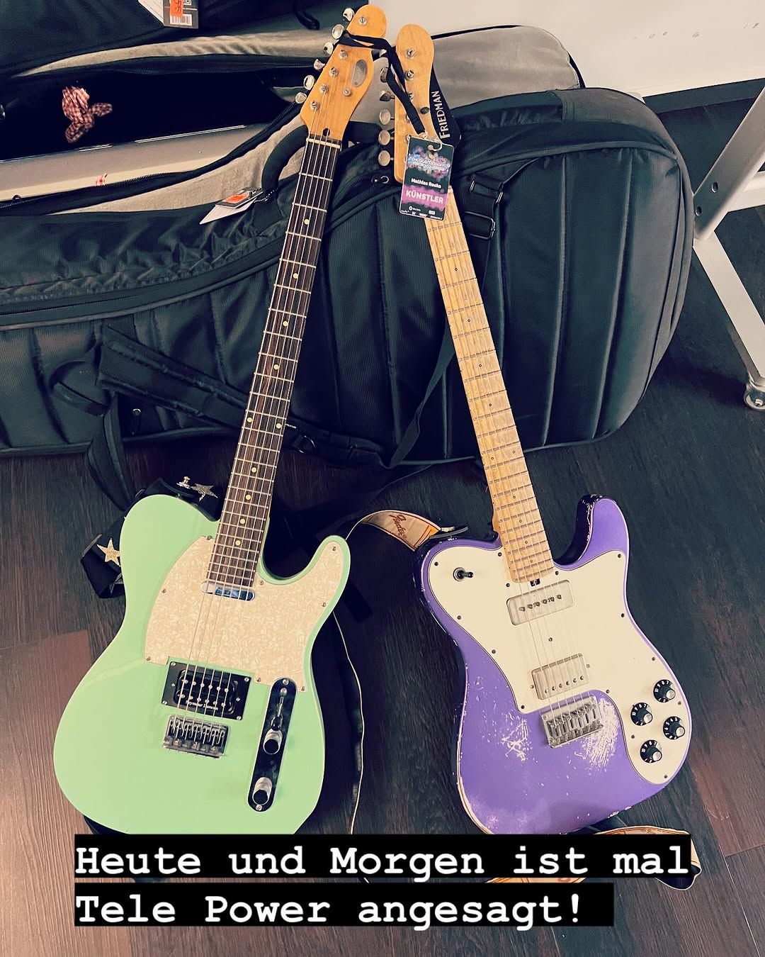 Zwei Telecaster-Gitarren — Mint und Lila