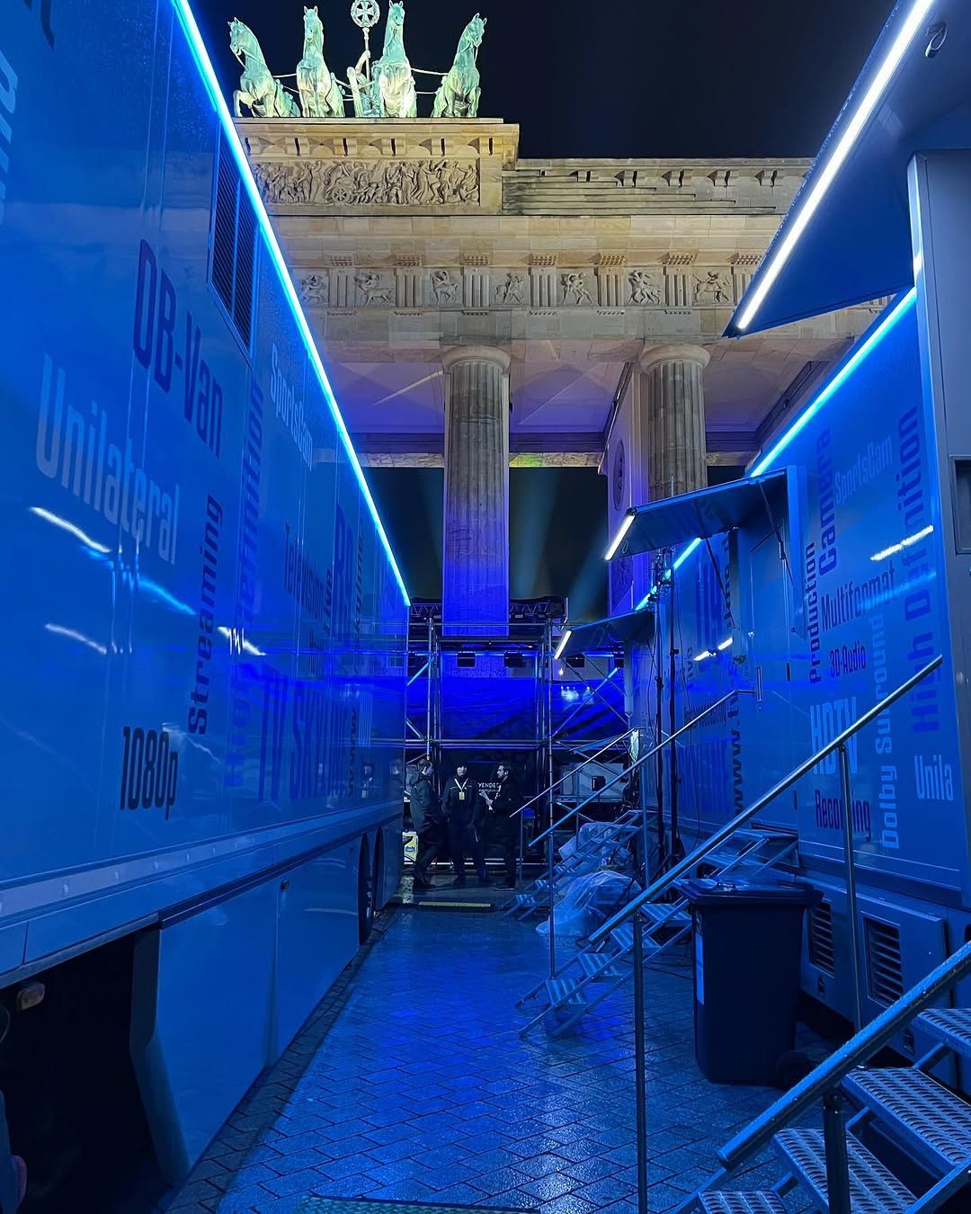 Backstage am Brandenburger Tor bei Nacht — Kulissenblick mit Neonlicht