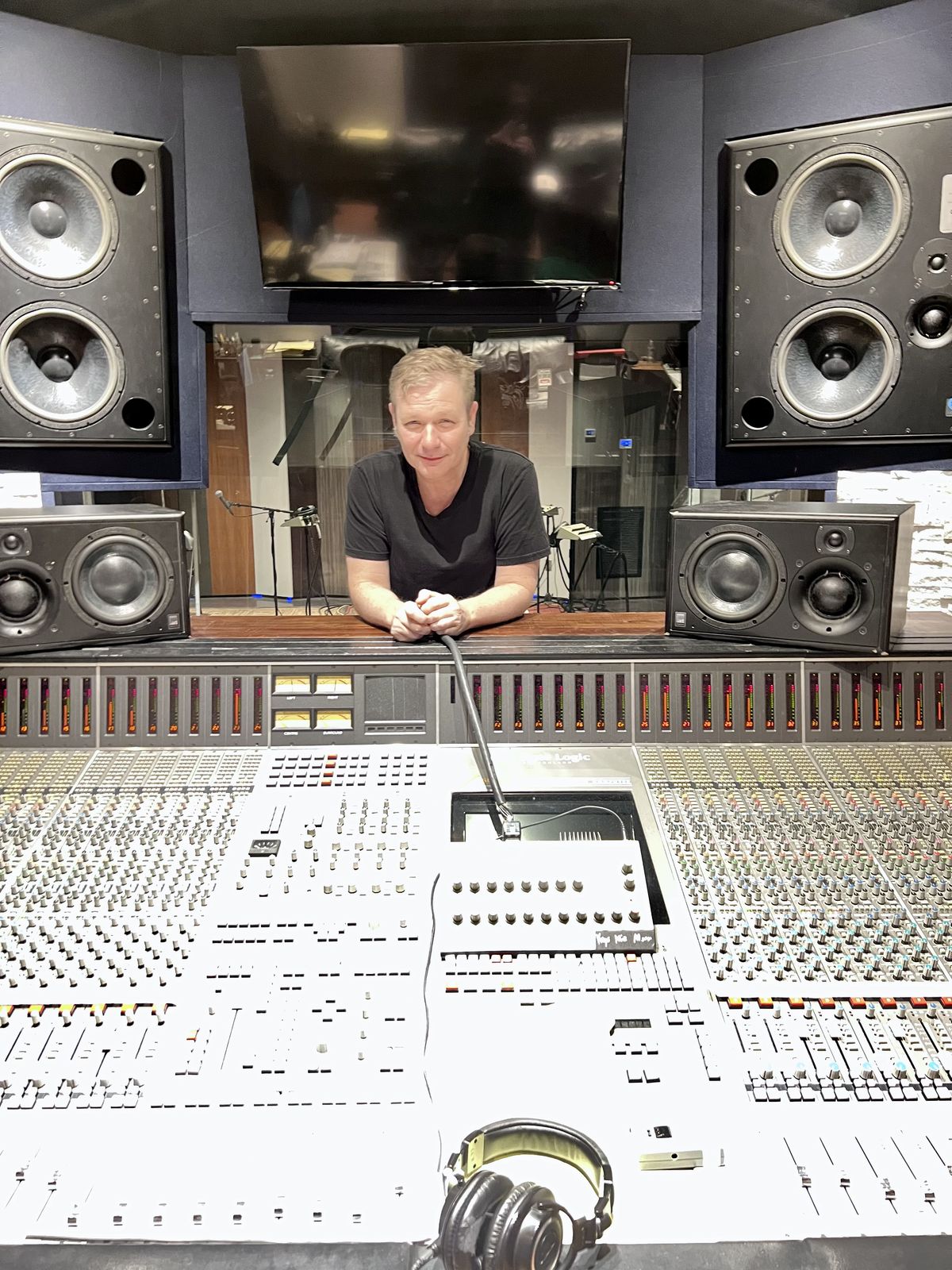 Mathias Roska an der Mischkonsole — Mittendrin im Studio
