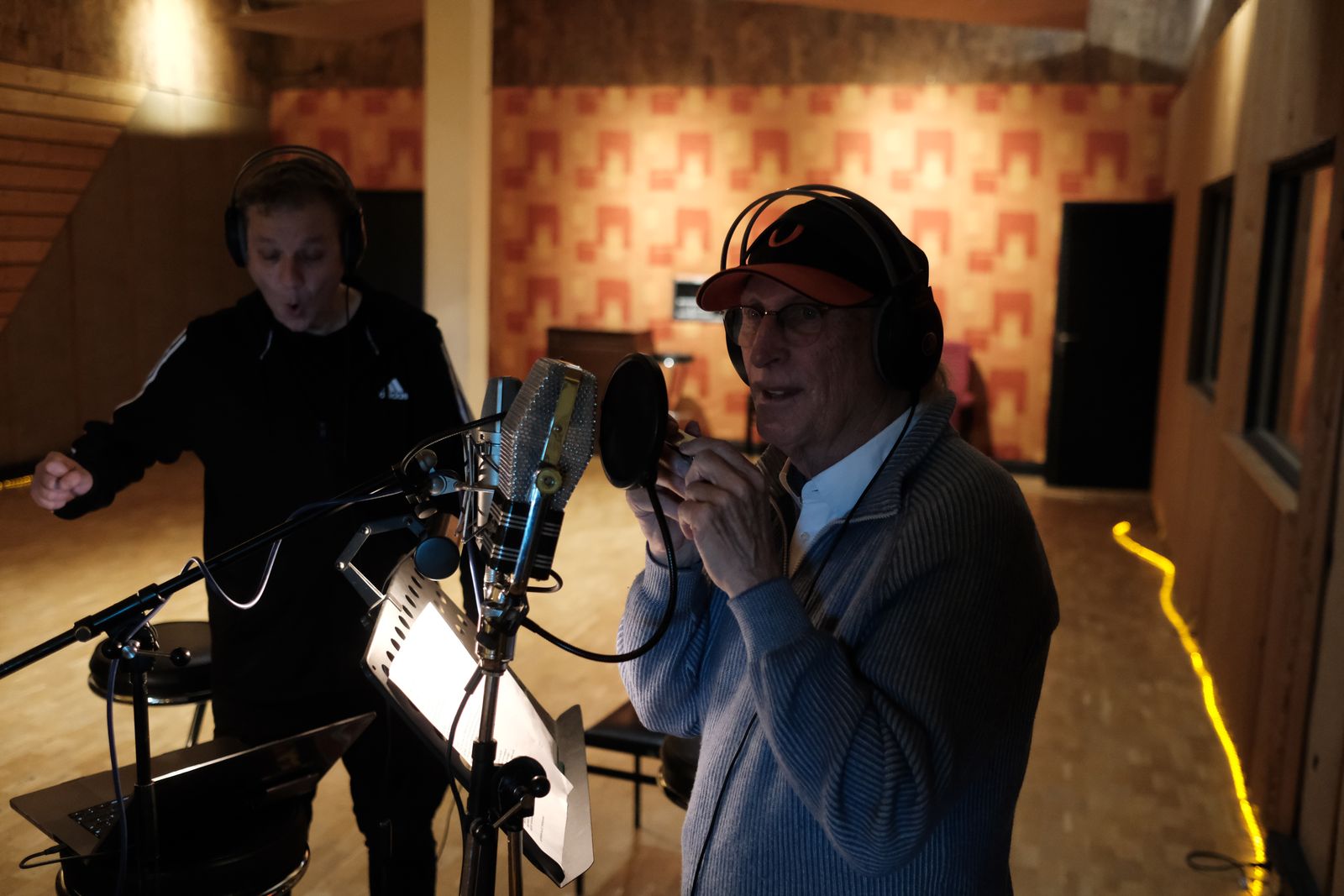 Gesangsaufnahme am Mikrofon — Session im Studio